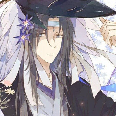 女子将带有火星的垃圾倒入垃圾桶